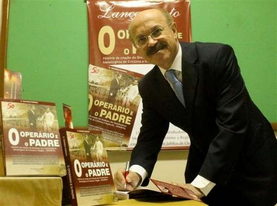 “O Operário e o Padre”, livro que marca os 50 anos do Sindicato dos Metalúgicos é lançado