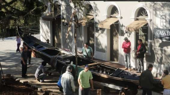 Gôndola retorna à Praça Humberto Bortoluzzi