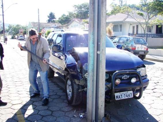 Motorista perde controle de veículo e colide em poste
