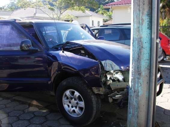 Motorista perde controle de veículo e colide em poste