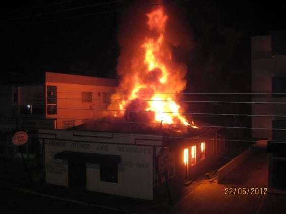 Incêndio destrói casa comercial no Centro de Nova Veneza