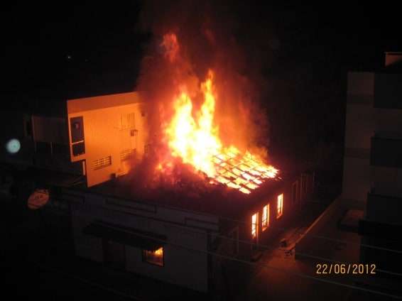 Incêndio destrói casa comercial no Centro de Nova Veneza 1 Incêndio destrói casa comercial no Centro de Nova Veneza