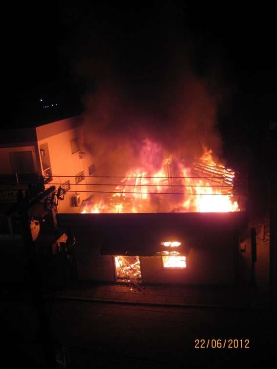 Incêndio destrói casa comercial no Centro de Nova Veneza