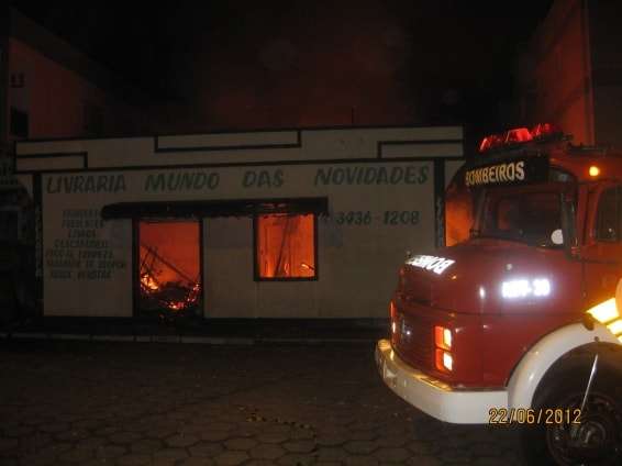 Incêndio destrói casa comercial no Centro de Nova Veneza