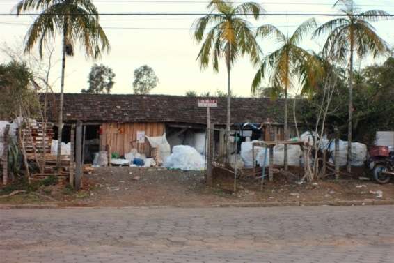 Moradores reclamam de galpão de triagem e depósito de reciclados 1 Moradores reclamam de galpão de triagem e depósito de reciclados