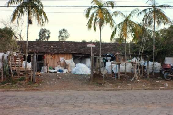 Moradores reclamam de galpão de triagem e depósito de reciclados