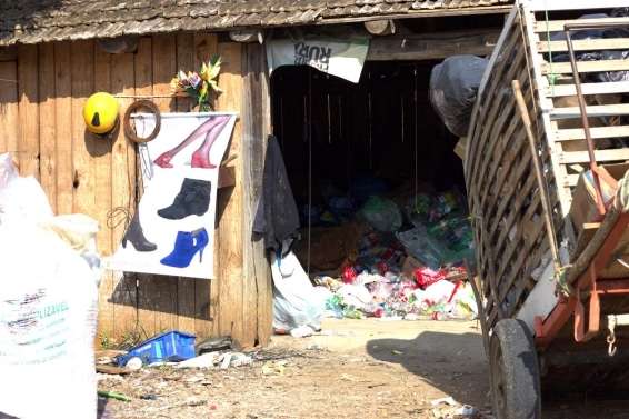 Moradores reclamam de galpão de triagem e depósito de reciclados