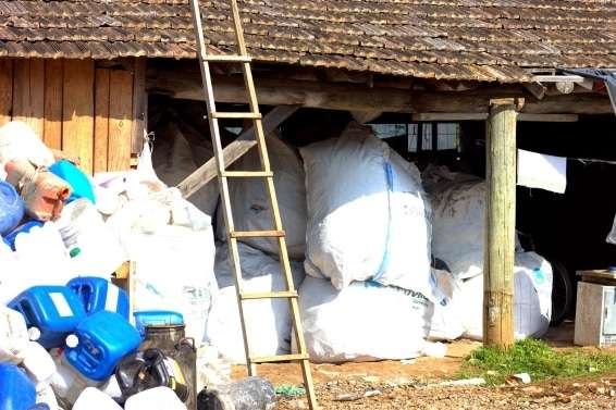 Moradores reclamam de galpão de triagem e depósito de reciclados