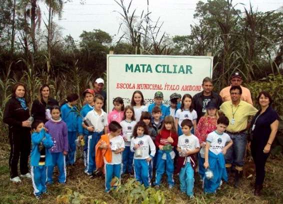 Escola Municipal Ítalo Amboni realiza plantio de mata ciliar