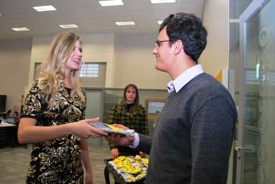 La Moda presenteia funcionários pelo Dia do Homem