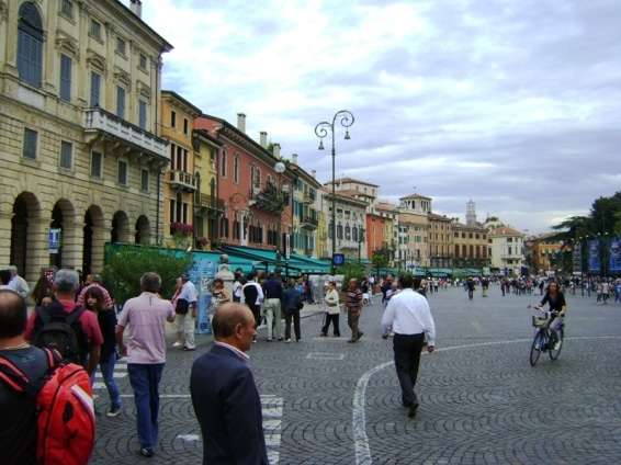Centro de Verona Marcelo Branco - É impressionante o grande movimento no centro da cidade também nos dias...