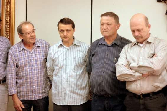 Deputado Federal Ronaldo Benedet faz entrega de trator agrícola