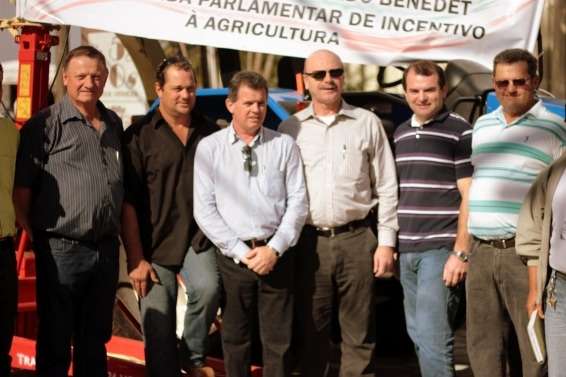 Deputado Federal Ronaldo Benedet faz entrega de trator agrícola