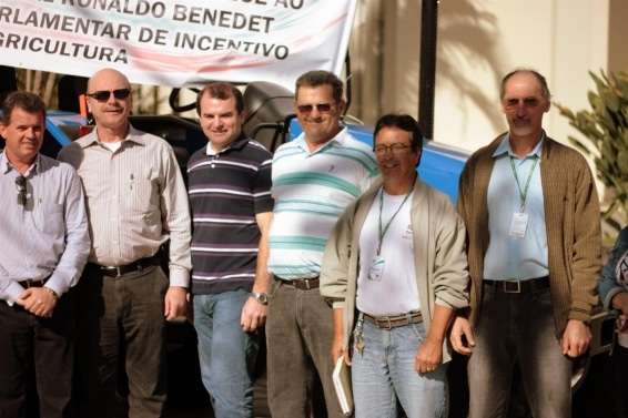 Deputado Federal Ronaldo Benedet faz entrega de trator agrícola