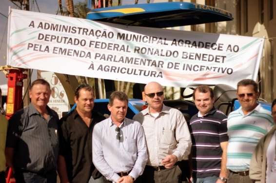 Deputado Federal Ronaldo Benedet faz entrega de trator agrícola 1 Deputado Federal Ronaldo Benedet faz entrega de trator agrícola