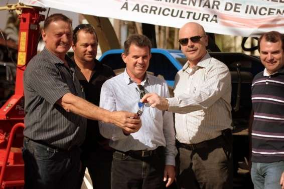 Deputado Federal Ronaldo Benedet faz entrega de trator agrícola