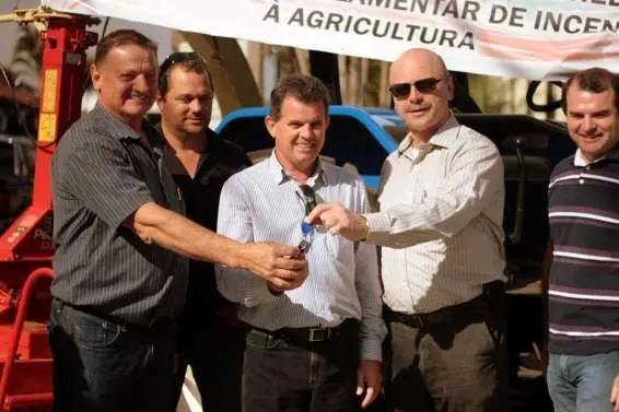 Deputado Federal Ronaldo Benedet faz entrega de trator agrícola