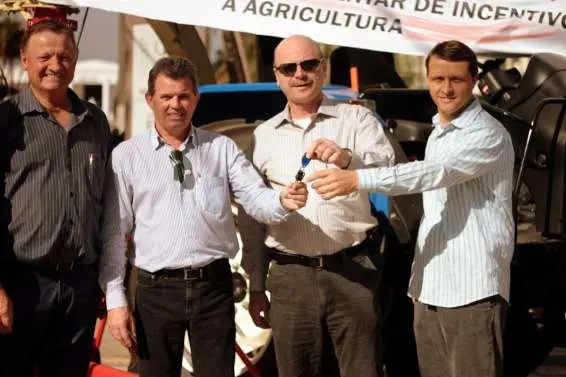 Deputado Federal Ronaldo Benedet faz entrega de trator agrícola