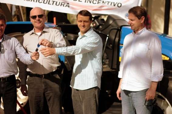 Deputado Federal Ronaldo Benedet faz entrega de trator agrícola