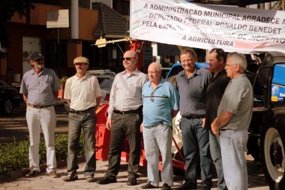 Deputado Federal Ronaldo Benedet faz entrega de trator agrícola