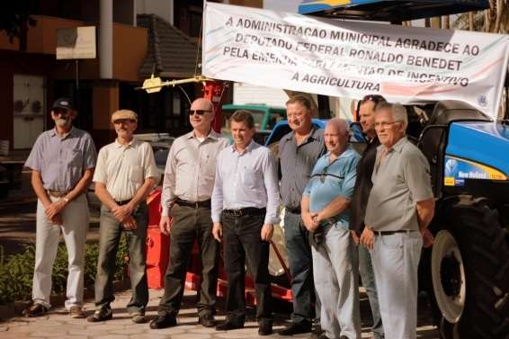 Deputado Federal Ronaldo Benedet faz entrega de trator agrícola
