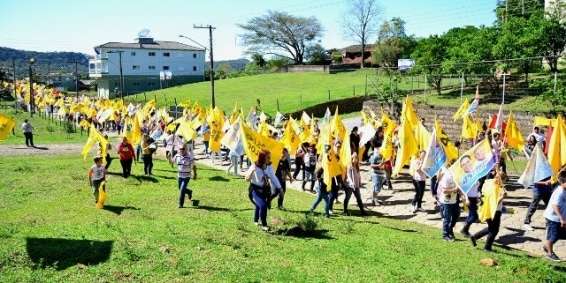 Marcos Spilere e Boaroli, vereadores e militância invadem as ruas com bandeiras coloridas para entregar o Programa de Governo em Nova Veneza 1 Marcos Spilere e Boaroli, vereadores e militância invadem as ruas com bandeiras coloridas para entregar o Programa de Governo em Nova Veneza