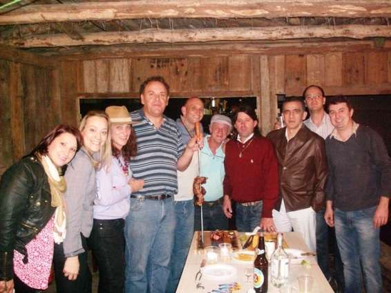 Turma da garagem Nas quintas-feiras na garagem da casa de Margarete Ostetto e Tato Bittar se reúne uma galera festeira.