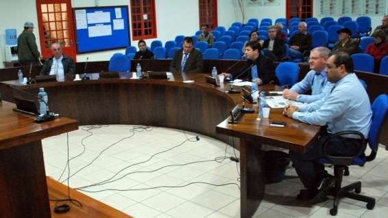 Vereador pede isenção de taxas e adequação de praças