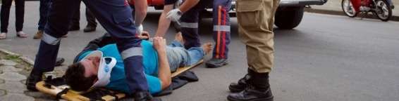 Carro atropela motociclista e motorista foge sem prestar socorro