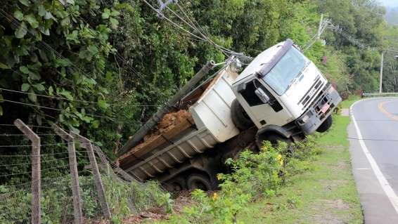 Caminhão tem problemas mecânicos e cai em barranco na SC-447