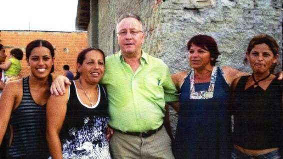 Vânio Ronsani é um incansável nas causas sociais mesmo se recuperando de acidente que fraturou os dois tornozelos, ele coordena uma entidade denominada “Bem Estar” que coordena vai realizar grande festa “Natal Criança Feliz” no dia 22 de dezembro nas dependências do EC Mãe Luzia. O evento vai reunir cerca de 600 crianças de bairros de Criciúma, Forquilhinha e Nova Veneza. Participe, dê sua contribuição. Fones: (48)3438-9230 e 9904-6630.