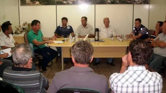 Recentemente teve reunião na prefeitura com os presidentes de Associações de distribuição de água e irrigação para tratar de providências em decorrência da estiagem.