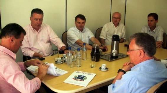 “Acabou a novela de 16 anos”. Esta foi a frase do empresário Sinésio Volpato após o prefeito Rogério Frigo assinar a documentação que dá direito à empresa Agrovêneto através de comodato por 20 anos de uma área de terra do lado onde será ampliada a empresa. Este terreno não estava regularizado desde a instalação da empresa porque o casal proprietário da Família Bortolotto, e que morava no Rio de Janeiro faleceu na época e não tinha herdeiros. No mandato de Frigo houve grande empenho da prefeitura e a novela terminou com um final feliz.