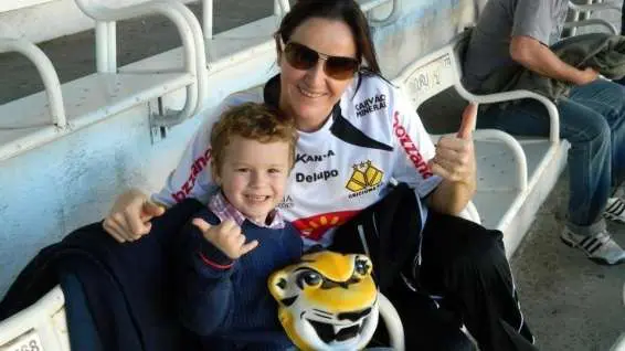 A mãe de jogador, Isabel Gava de Borba, e seu sobrinho, acompanhando o jogo do Tigre.