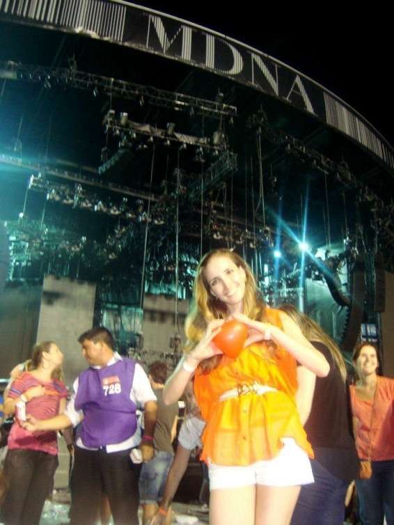 Vanessa Begnini conferindo de perto o show da popstar Madonna.