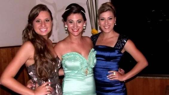Sara Bortoluzzi Brogni e Ane Caroline Fernandes junto a formanda Caren Savio Brunelli