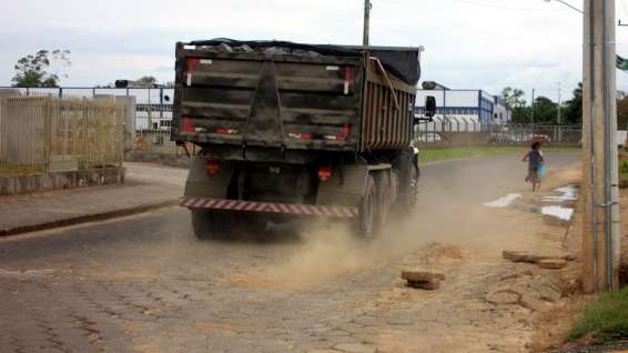 Vereadores convocam empresas e Deinfra para falar das estradas 1 Estrada danificada pelos caminhões com excesso de peso em São Bento Baixo.