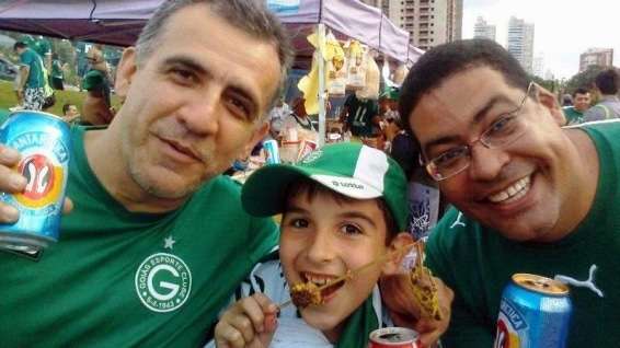 Paulo O cirurgião-dentista Paulo Ribeiro Júnior, seu filho Heitor e seu primo Écio no portão do estádio Serra Dourada, em Goiânia, o dia que o Goiás EC voltou à série A. Paulo mora em Nova Veneza há vários anos e torce para o verdão.