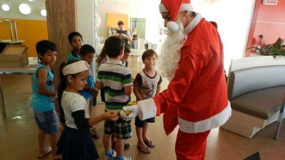 Entrega dos presentes para os alunos da Escola Básica Alaíde Tabalipa, na La Moda.