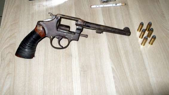 Ao voltar de Criciúma por volta das 3 horas, a guarnição efetuou buscas na região do Cemitério Municipal, a procura de uma arma que havia sido jogada fora por um dos suspeitos, a PM encontrou o revólver calibre .38 com seis munições intactas.