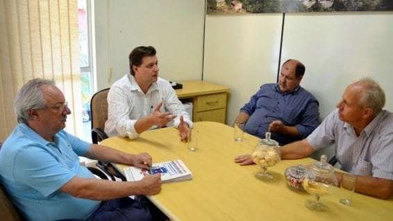 O prefeito de Nova Veneza, Evandro Gava, e o vice, Zé Spilere, encaminharam parceria na manhã desta terça-feira (15) com o presidente do Sindicato dos Agricultores, Evandro Boaroli. O objetivo é que a Secretaria de Agricultura passe a funcionar na sede do sindicato, onde já funciona a Epagri e Cidasc, na Rua José Canela, no centro da cidade.