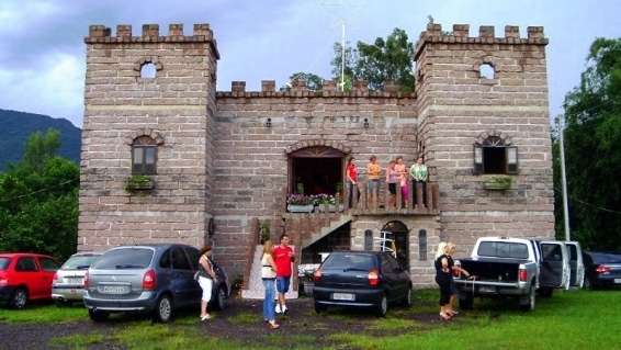 Na cantina Borgo Gava você encontra vinhos coloniais, sucos e demais produtos coloniais. O castelo da cantina é uma atração turística de nosso município.