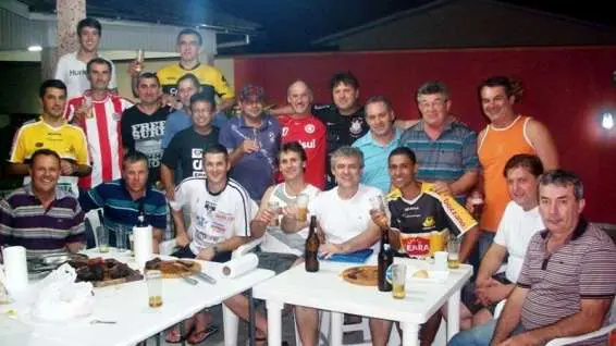 Altemar Colonetti reuniu na segunda-feira os integrantes do “Clube dos 40” na sua casa, no local onde há piscina, para um churrasco de confraternização. Ele ainda está comemorando a conquista do Corinthians.