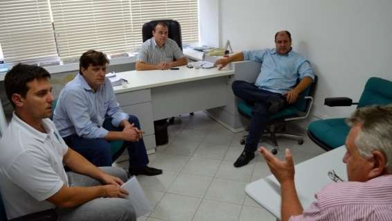 Ainda durante a tarde, Evandro e o vice Zé Spilere tiveram reunião com o gerente regional sul/serra da Casan, José Cláudio Gonçalves, o Neguinho. Na pauta o projeto de saneamento básico para o município. Na próxima semana eles vão a Florianópolis tratar do assunto na Casan e na Funasa.