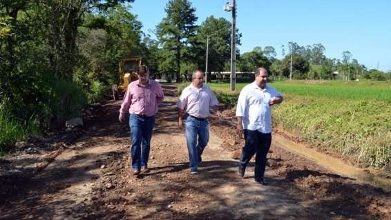 Prefeito e vice de Nova Veneza percorrem interior