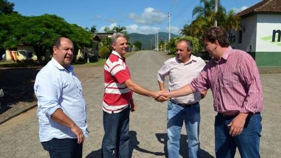 Prefeito e vice de Nova Veneza percorrem interior