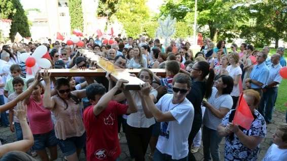 Prefeito e vice acompanham passagem da Cruz Peregrina em Nova Veneza 8 Prefeito e vice acompanham passagem da Cruz Peregrina em Nova Veneza