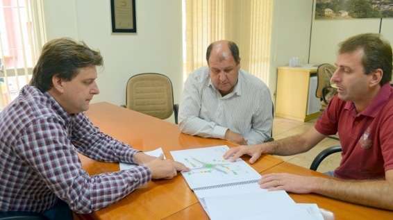 Prefeito e vice recebem projeto de trevo no distrito do Caravaggio