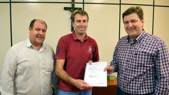 Prefeito e vice recebem projeto de trevo no distrito do Caravaggio