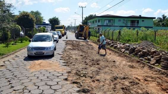 Trânsito lento em São Bento Baixo para recuperação de lajotamento